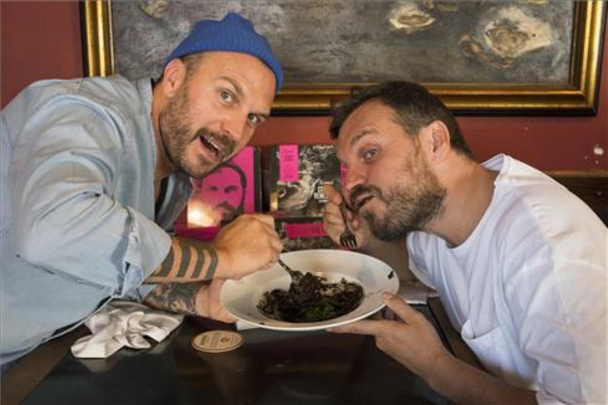 Stefano y Max Colombo, al ataque de un os espaguetis al 'nero di seppia'. Foto: August Blázquez