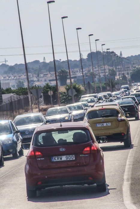 Las retenciones alcanzan Los Balcones en el principal acceso al sur de Torrevieja