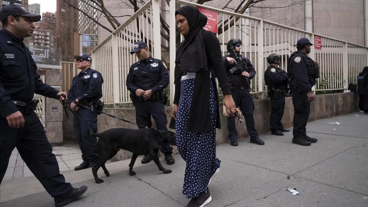 La policía vigila el Centro de Cultura Islámica de Nueva York, este viernes.