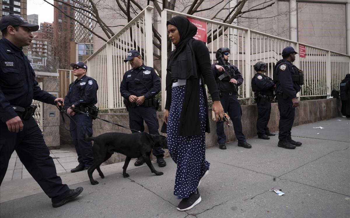 zentauroepp47367380 a woman arrives for service at the islamic cultural center o190315205220