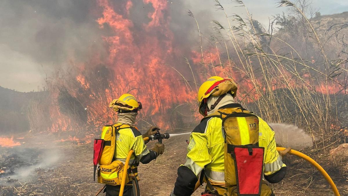 Dos bomberos forestales del servicio de Emergencias de la Generalitat, ayer, en Fanzara. INCENDIOS FORESTALES CV . BOMBEROS EN EL INCENDIO DE FANZARA