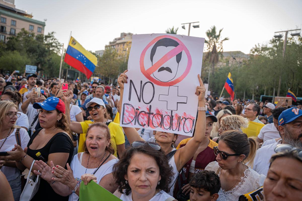 Barcelona. 03/08/2024. Internacional. Manifestación de venezolanos en Plaza Universitat por las elecciones del fin de semana pasado. AUTOR: Marc Asensio      Barcelona, Catalunya, España, Venezuela, venezolanos, manifestación, protesta, elecciones