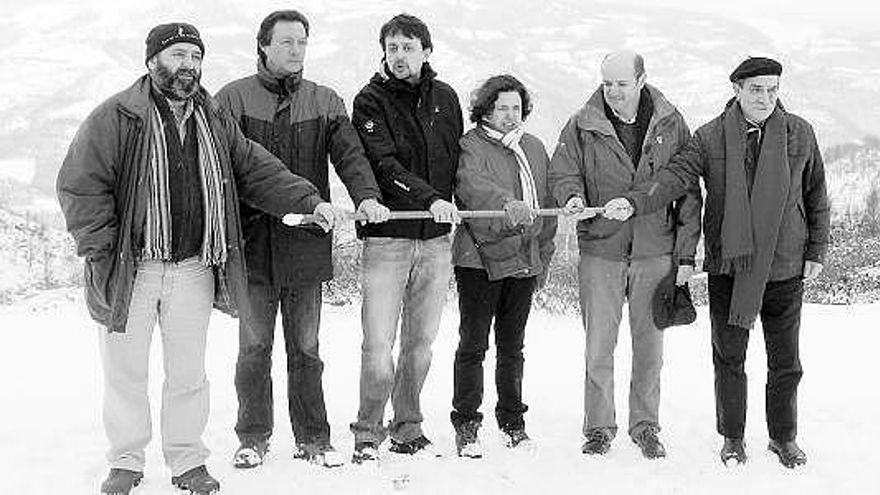 Los representantes de IU, ayer, en el alto de la Colladona.