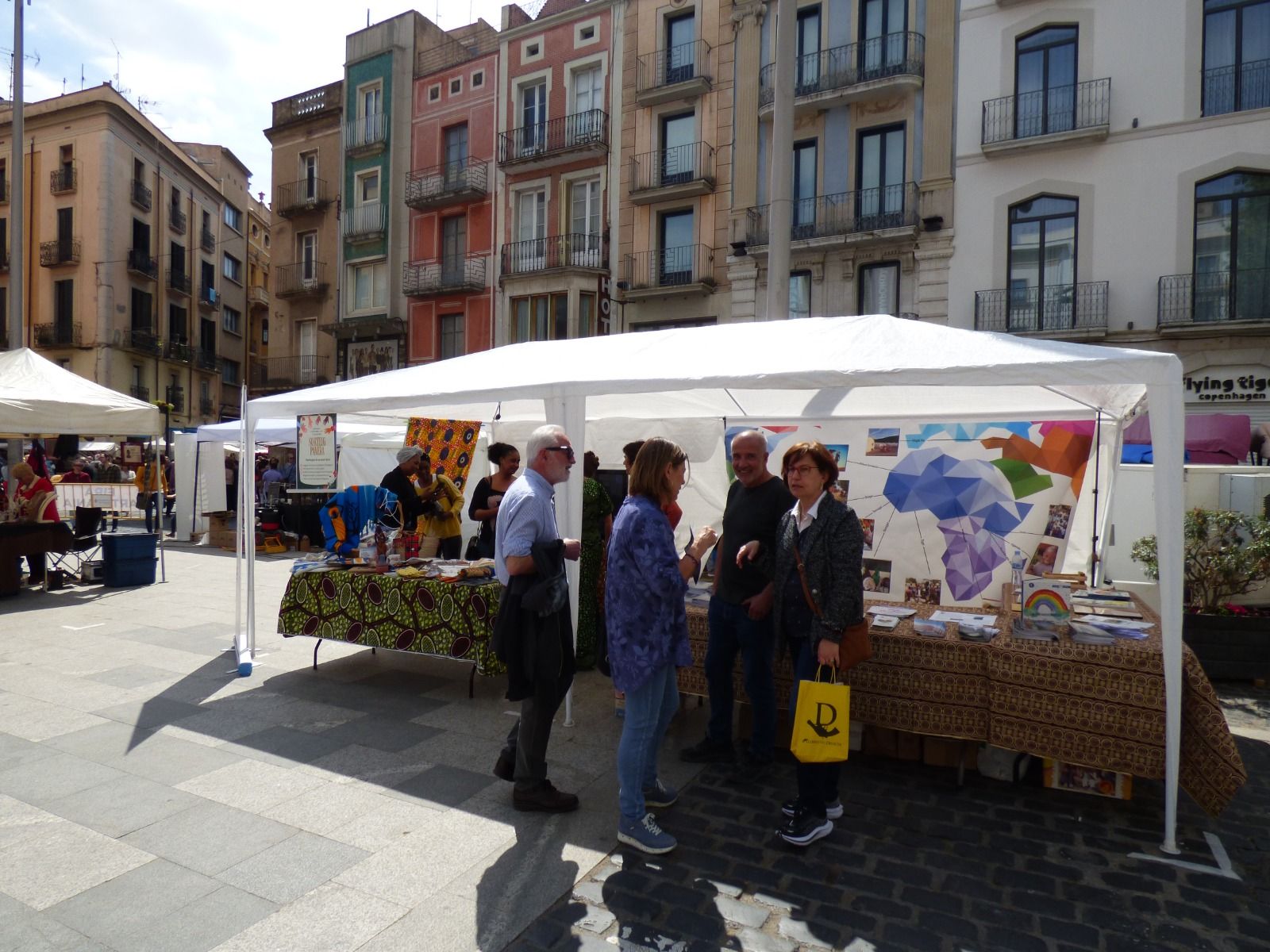 Figueres bull de gent amb les fires de carrer del Menestral