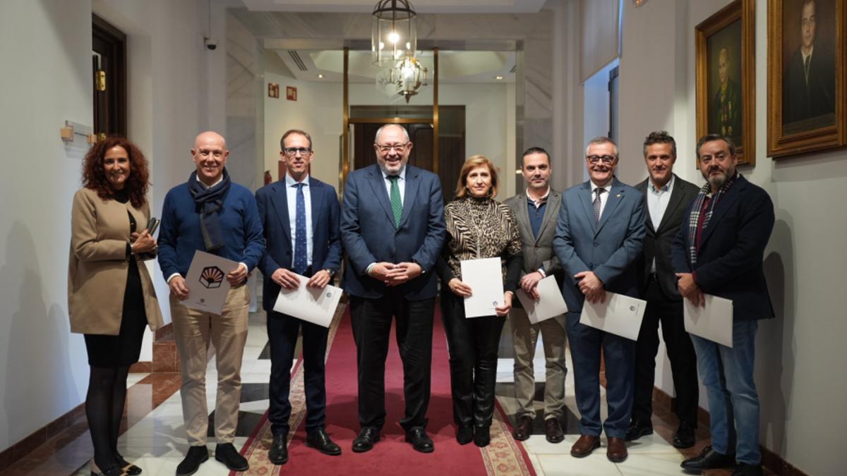 El rector de la UCO junto a los representantes de los municipios firmantes y responsables del Centro Intergeneracional.