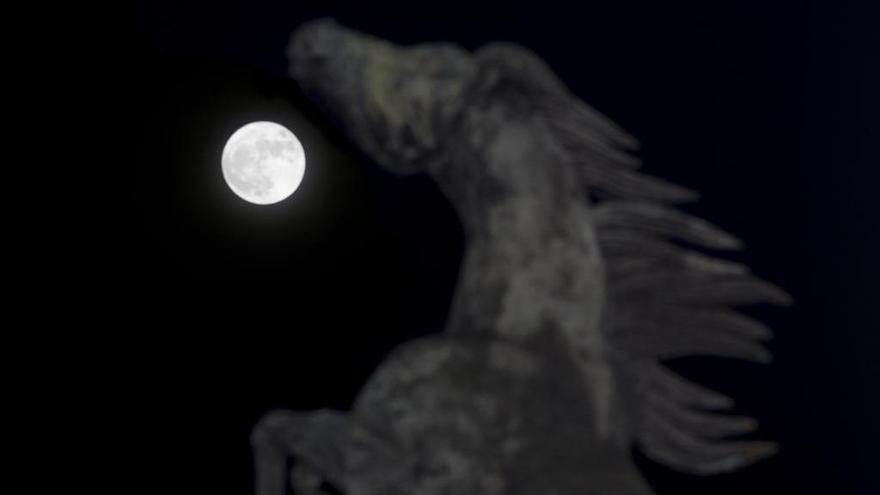 La luna llena vista desde la Plaza de España de Vigo.