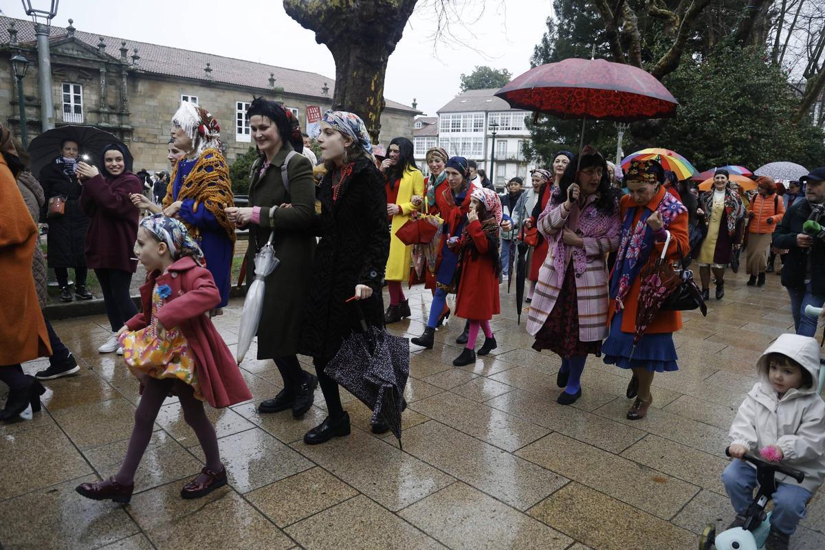 A comparsa de Maruxas e Coralias enche Compostela de cor