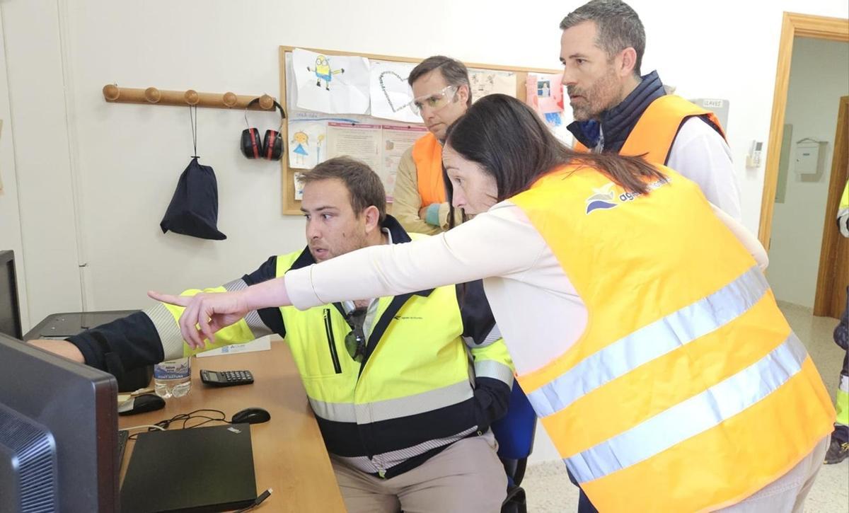 Responsables de Aguas de Montilla explican el proceso a los participantes en la reunión del pasado 9 de abril.