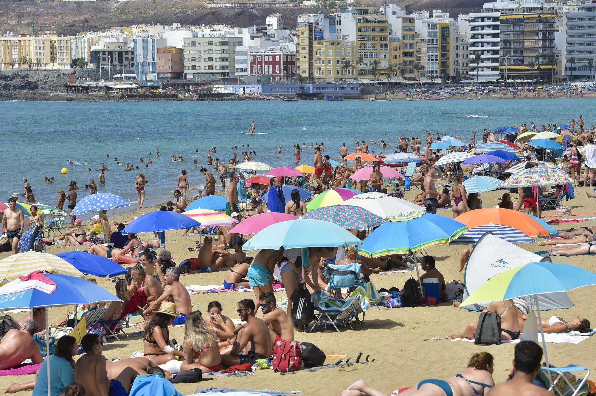 Lleno en la playa de Las Canteras en el último domingo de agosto