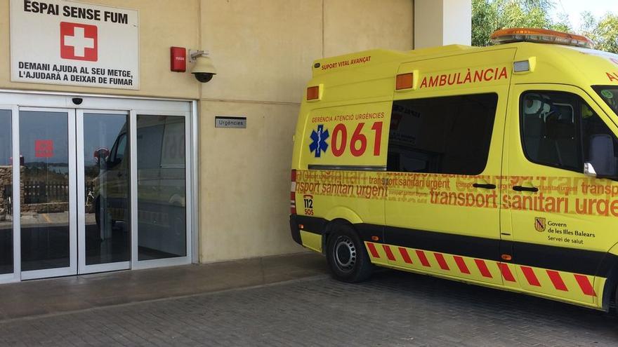 Una ambulancia del 061 en el Hospital de Formentera.