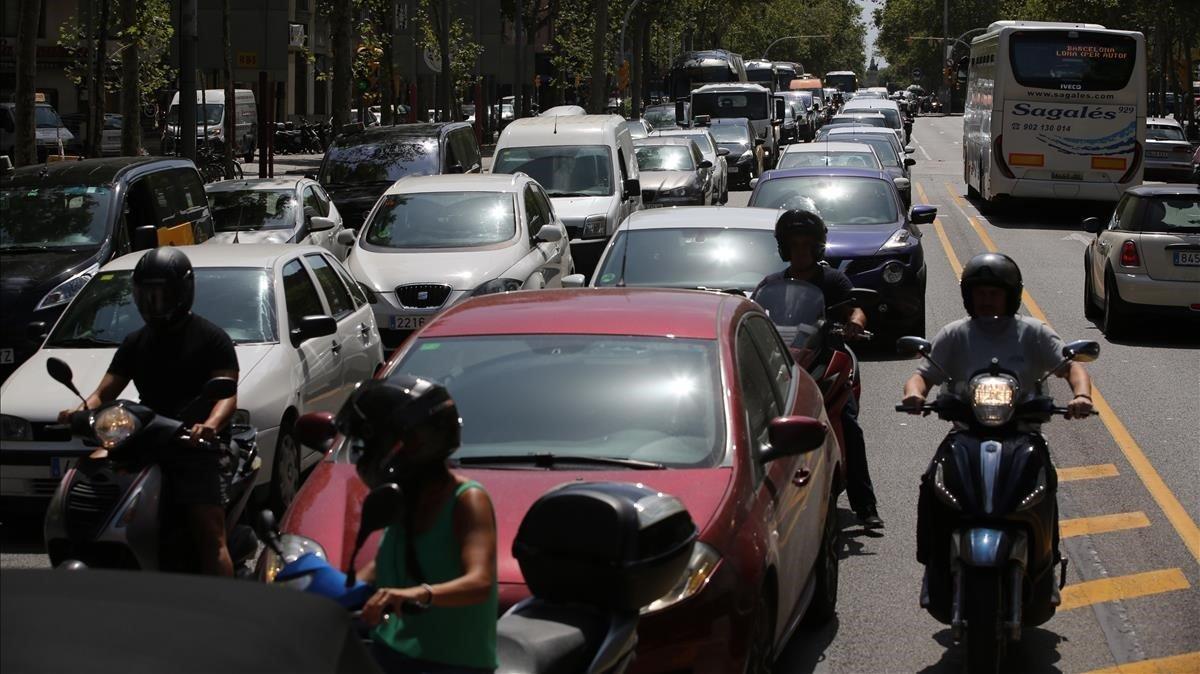 Atasco en la Gran Via de Barcelona.