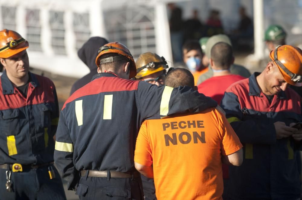 Al  "retén" de trabajadores en los accesos de la fábrica se suman las concentraciones que de lunes a jueves, por la tarde, mantendrán ante la planta de A Grela.