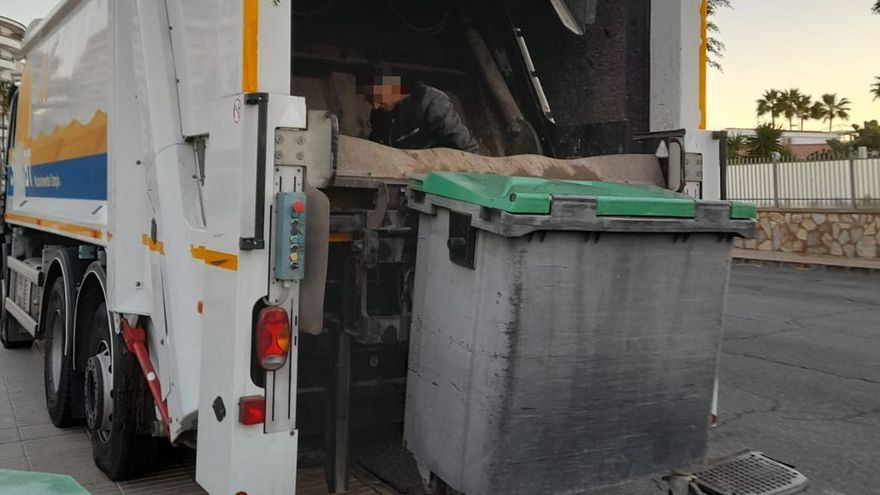 Se esconde en un contenedor y acaba en el camión de la basura