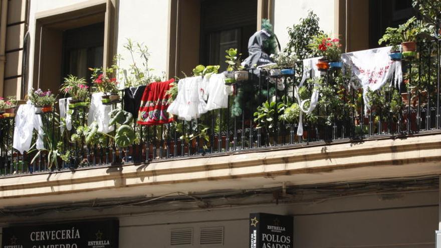 Balcón con trajes huertanos el día después de la fiesta.