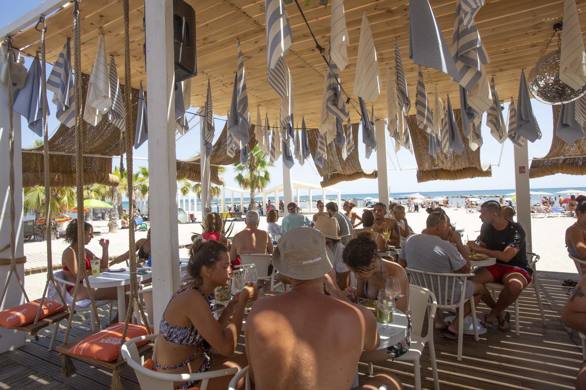 Los chiringuitos de playa recuperan el ritmo del verano