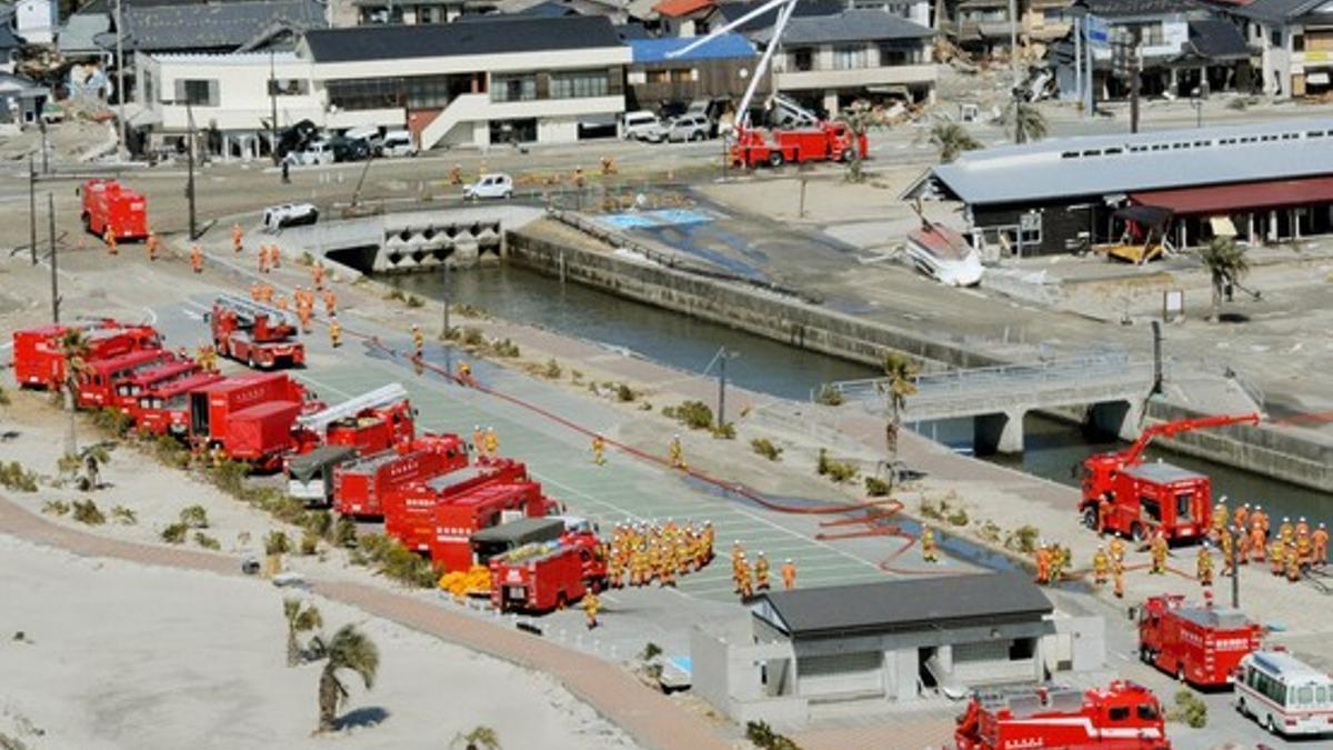 Camiones de bomberos se preparan para dirigirse a la central nuclear de Fukushima, este viernes.