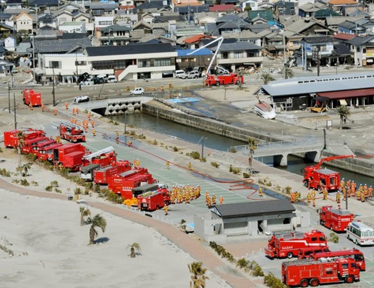 Camions de bombers es preparen per dirigir-se a la central nuclear de Fukushima, aquest divendres. Camions de bombers es preparen per dirigir-se a la central nuclear de Fukushima, aquest divendres.