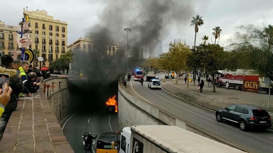 Un coche incendiado obliga a cortar la Ronda del Litoral en ambos sentidos