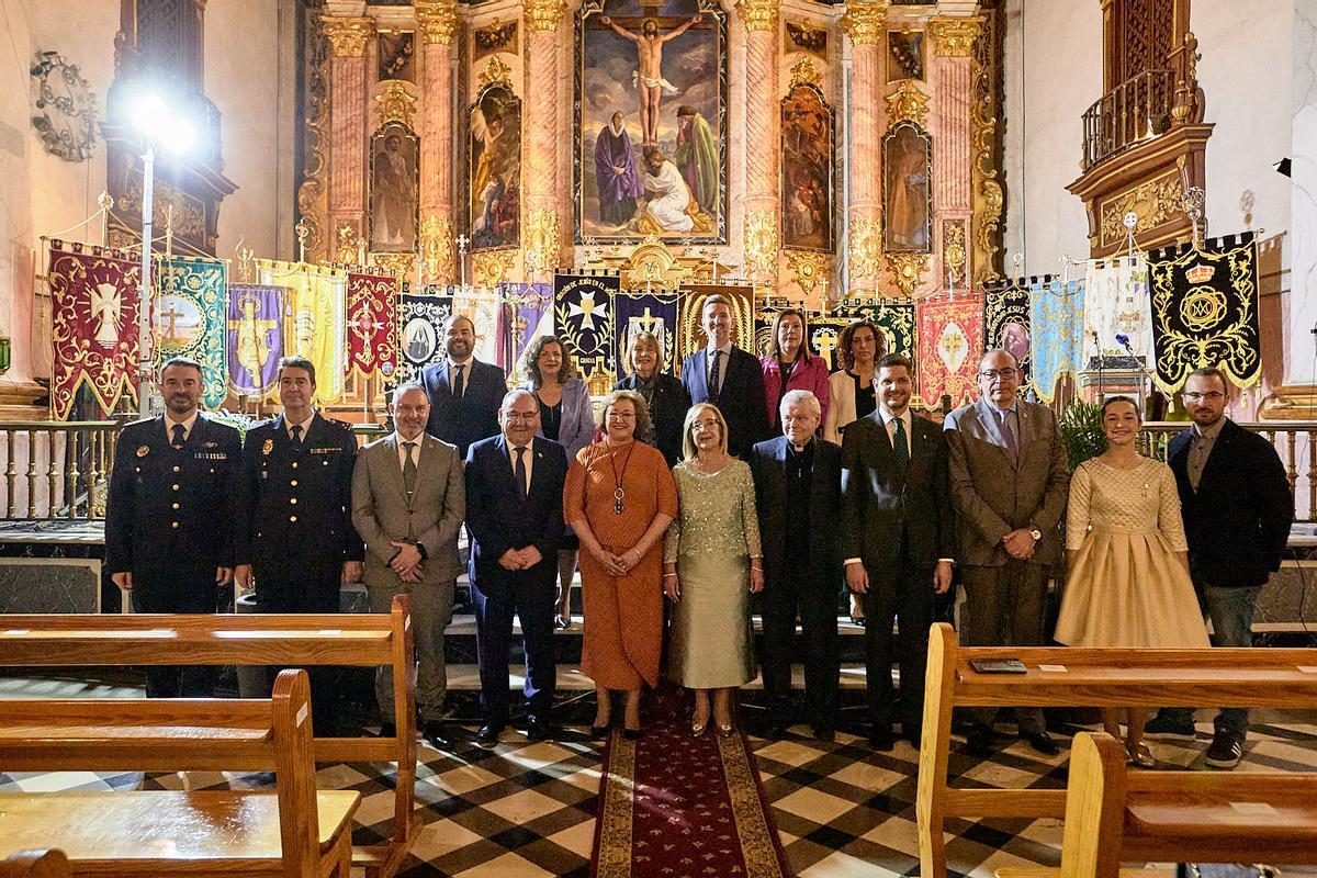 Autoritats municipals i de la Setmana Santa de Gandia, amb membres del cossos de seguretat, la Fallera Major Infantil de 2025, MARIA CREMADES i el secretari general de la Federació de Falles, DANI MIRET