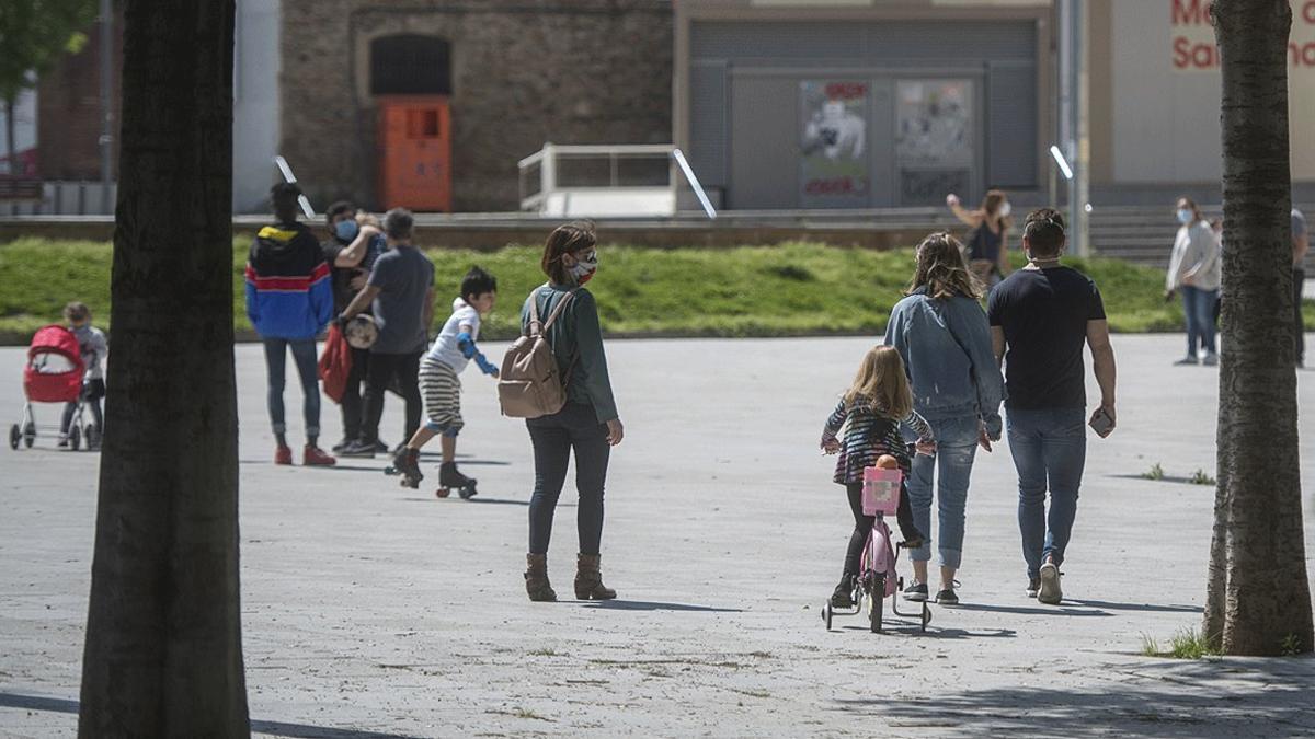 Varias familias del barrio de Sant Andreu de Barcelona, el pasado 26 de abril, primer día en que los niños pudieron salir a la calle tras 42 días de confinamiento