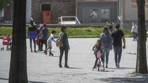 Varias familias del barrio de Sant Andreu de Barcelona, el pasado 26 de abril, primer día en que los niños pudieron salir a la calle tras 42 días de confinamiento.