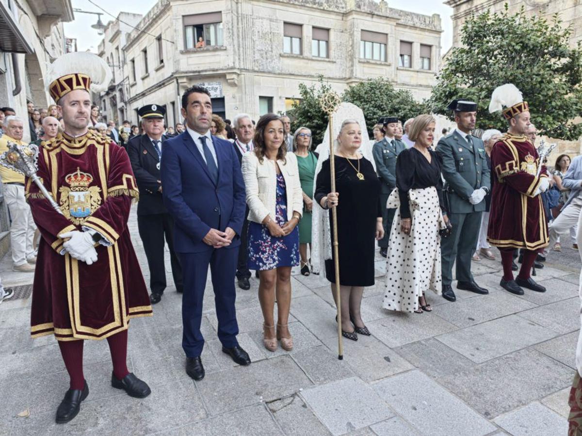 Bellas Artes y Airiños do Morrazo acompañaron la procesión. | SANTOS ÁLVAREZ