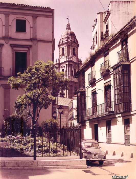 Foto de Arenas de los 60 de una motorizada calle San Agustín.