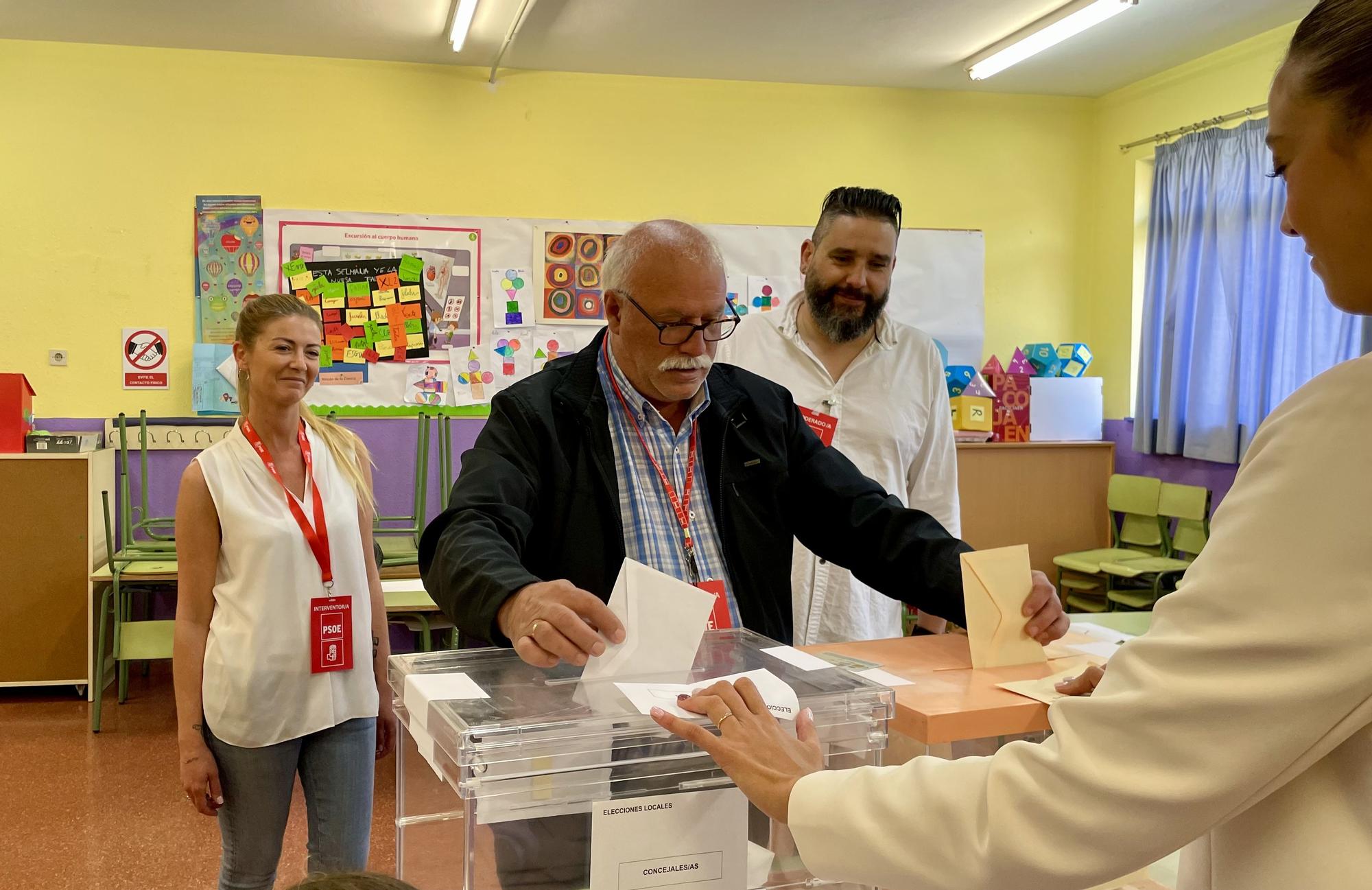 Raúl Moro, candidato del PSOE, ejerce su derecho a voto.