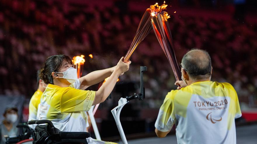 El cel de Tòquio s&#039;il·lumina amb la flama tricolor del moviment paralímpic