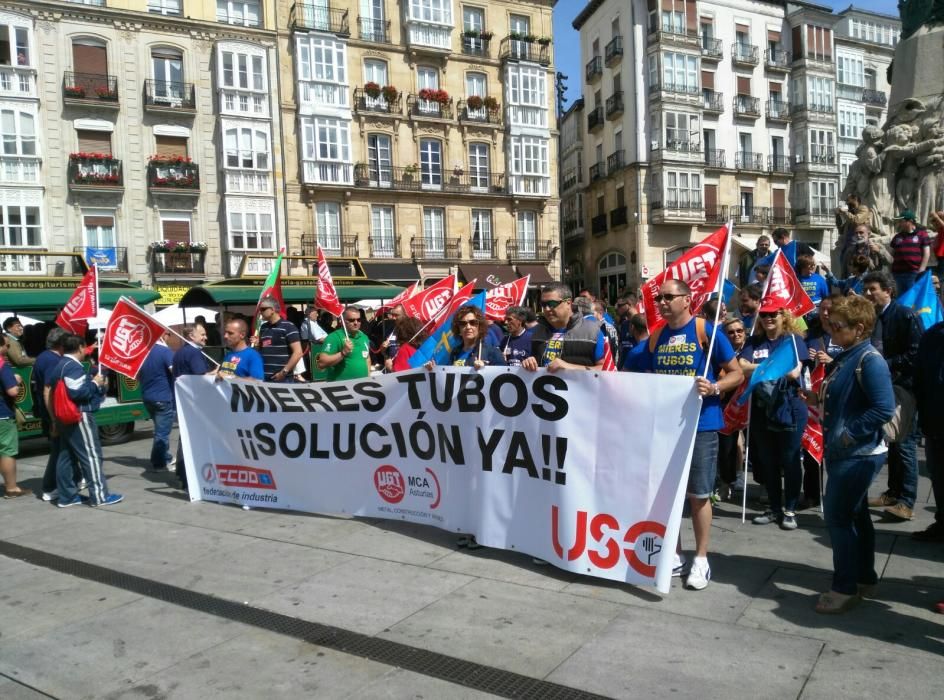 Los trabajadores de Mieres Tubos se manifiestan en Vitoria.