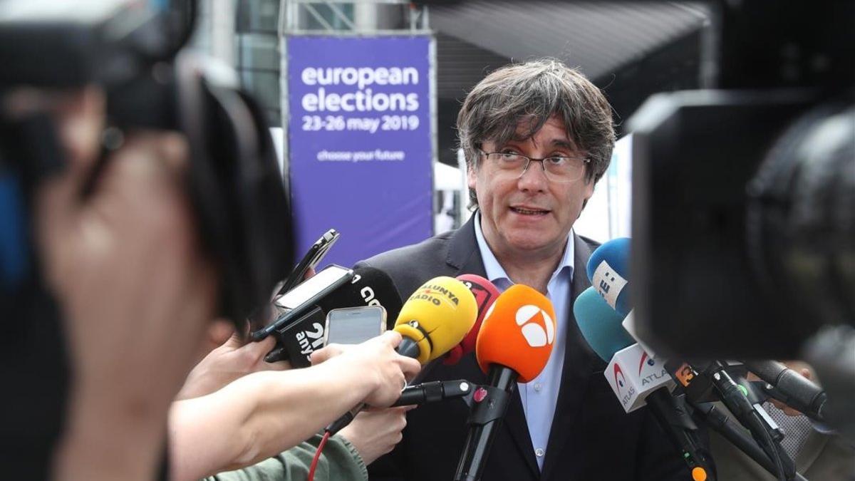 Carles Puigdemont habla con la prensa frente al Parlamento Europeo, en Bruselas