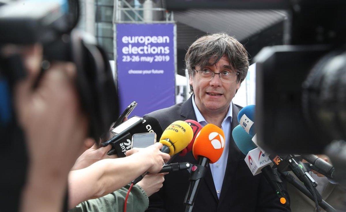 Carles Puigdemont habla con la prensa frente al Parlamento Europeo, en Bruselas.