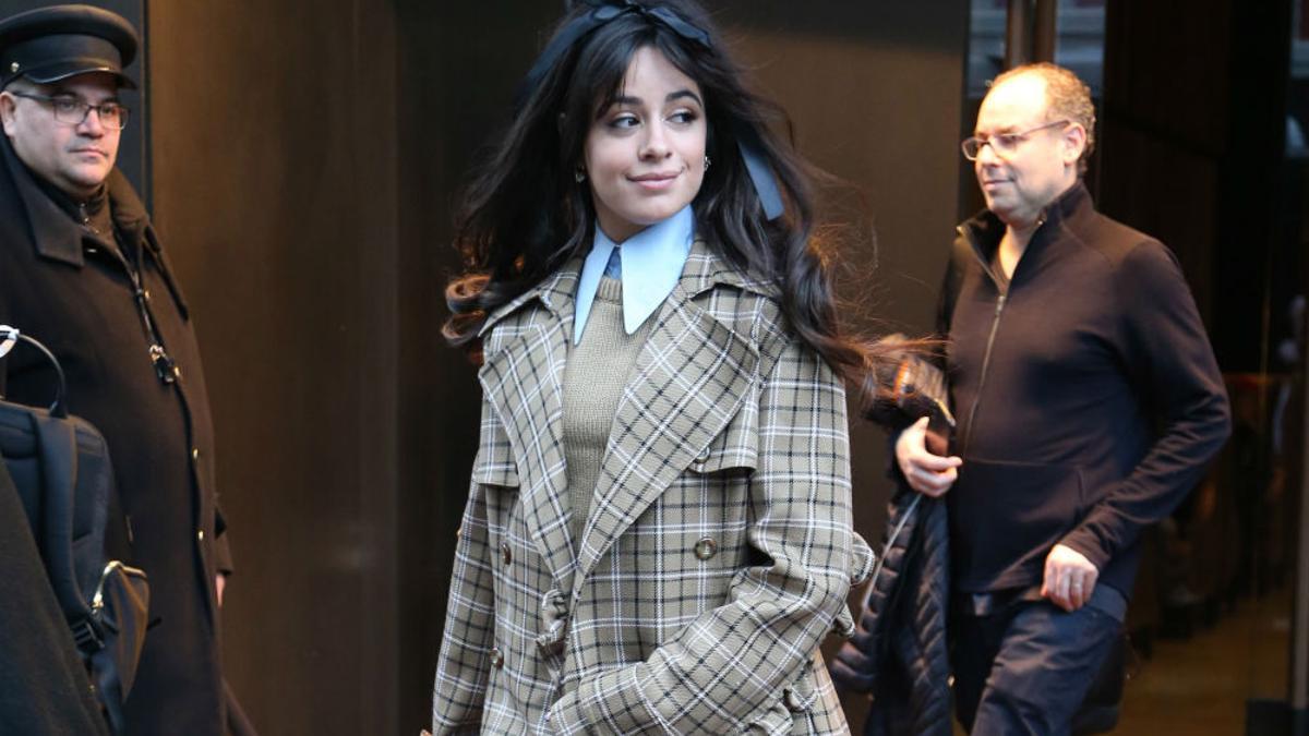 Camila Cabello pasea por Nueva York con un look de lo más original en el que destaca especialmente el trench oversized de cuadros con el que se ha protegido del frío