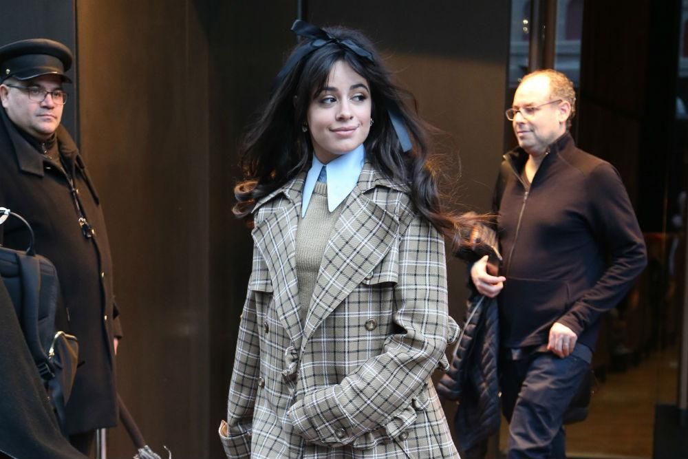 Camila Cabello pasea por Nueva York con un look de lo más original en el que destaca especialmente el trench oversized de cuadros con el que se ha protegido del frío