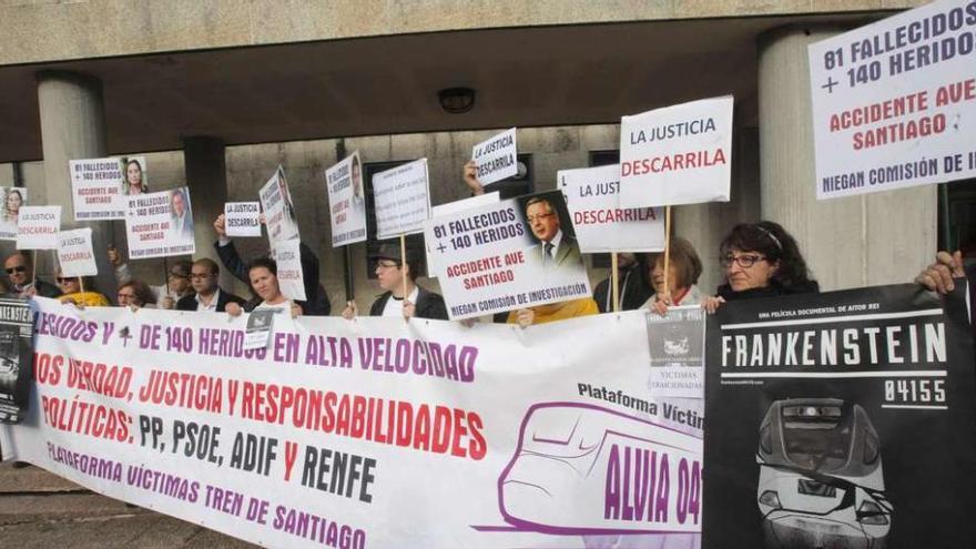 Víctimas y familiares del accidente del Alvia, ayer delante de los juzgados de Santiago.