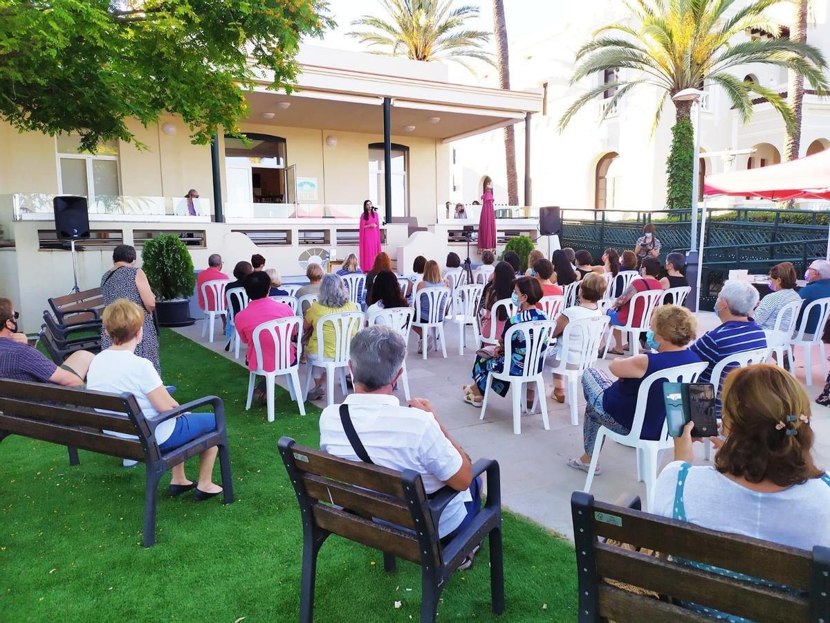 La escritora inauguró la quinta edición de la Feria de Novela Romántica de Benicàssim.