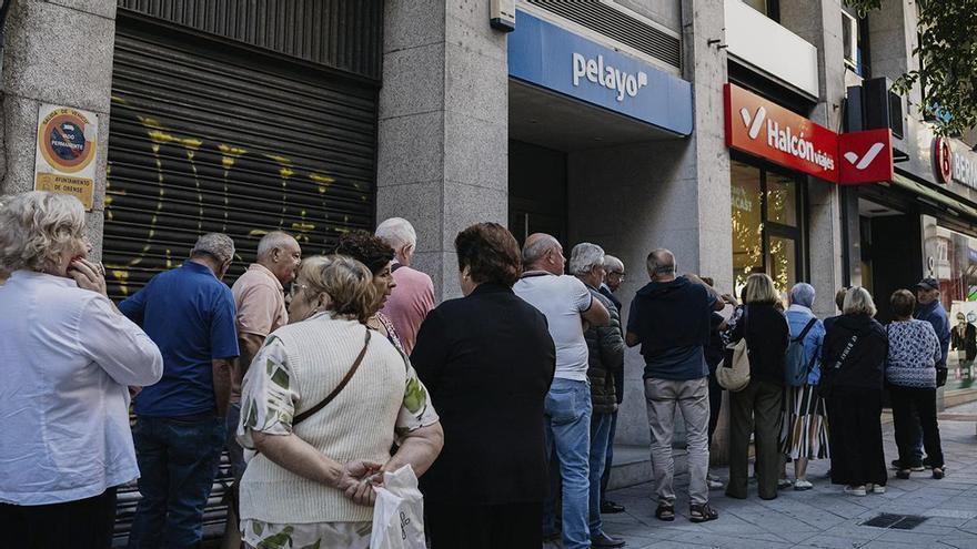 El Imserso acumula colas un año más en Ourense debido al gran interés por no perder la  plaza