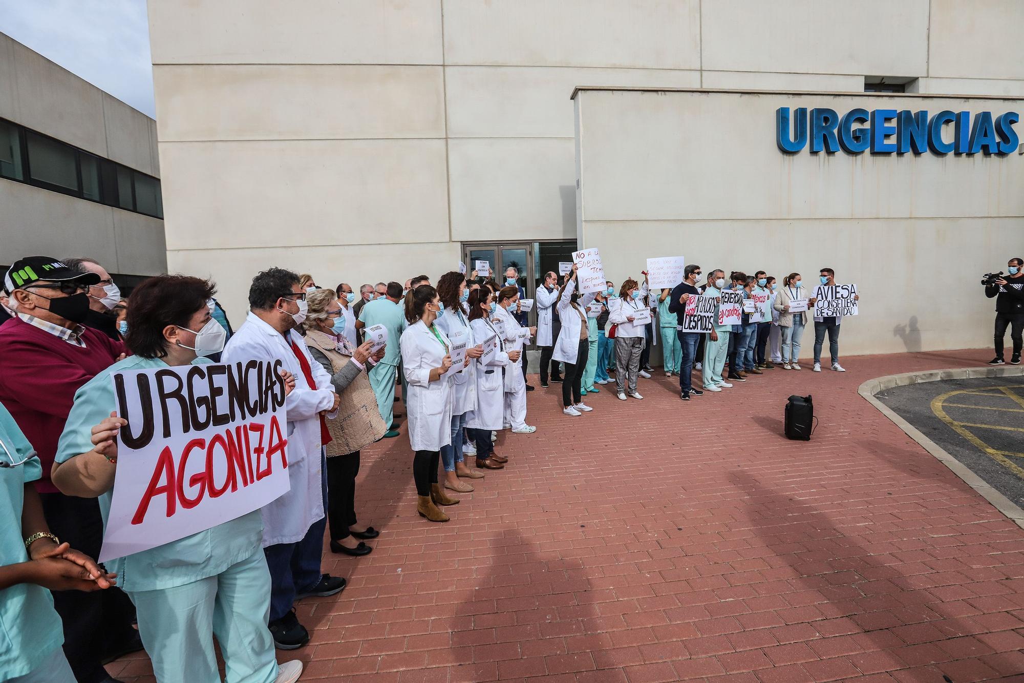 Protesta de los médicos sin MIR a las puertas del Hospital Universitario de Torrevieja