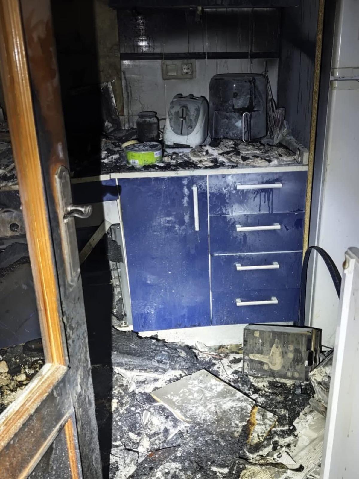 Otra imagen del estropicio que ha dejado el fuego en la vivienda