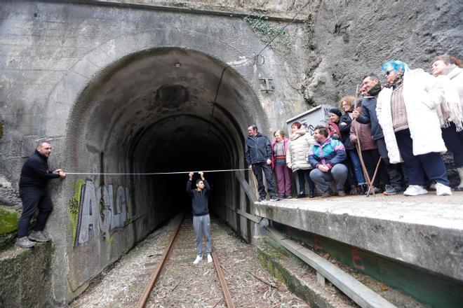 EN IMÁGENES: Un grupo de vecinos de Cudillero protagoniza una "medición irónica" para "informar" a Renfe y Adif de las dimensiones "reales" de un túnel de Feve