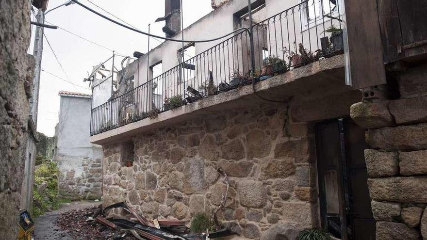 En la vivienda solo han quedado en pie las paredes de piedra. // Brais Lorenzo