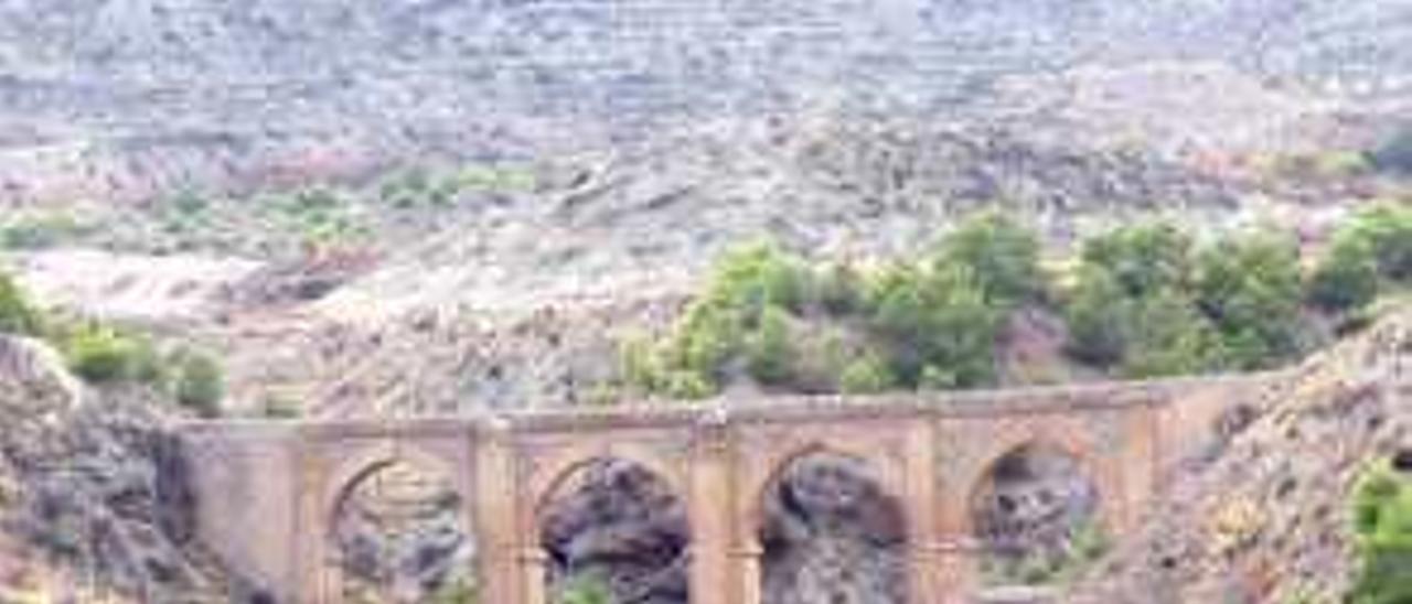 El Paraje Natural Municipal de los Algezares de Aspe, que linda con el Pantano de Elche, posee un gran valor geobotánico, histórico-cultural, paisajístico y de fauna vertebrada.