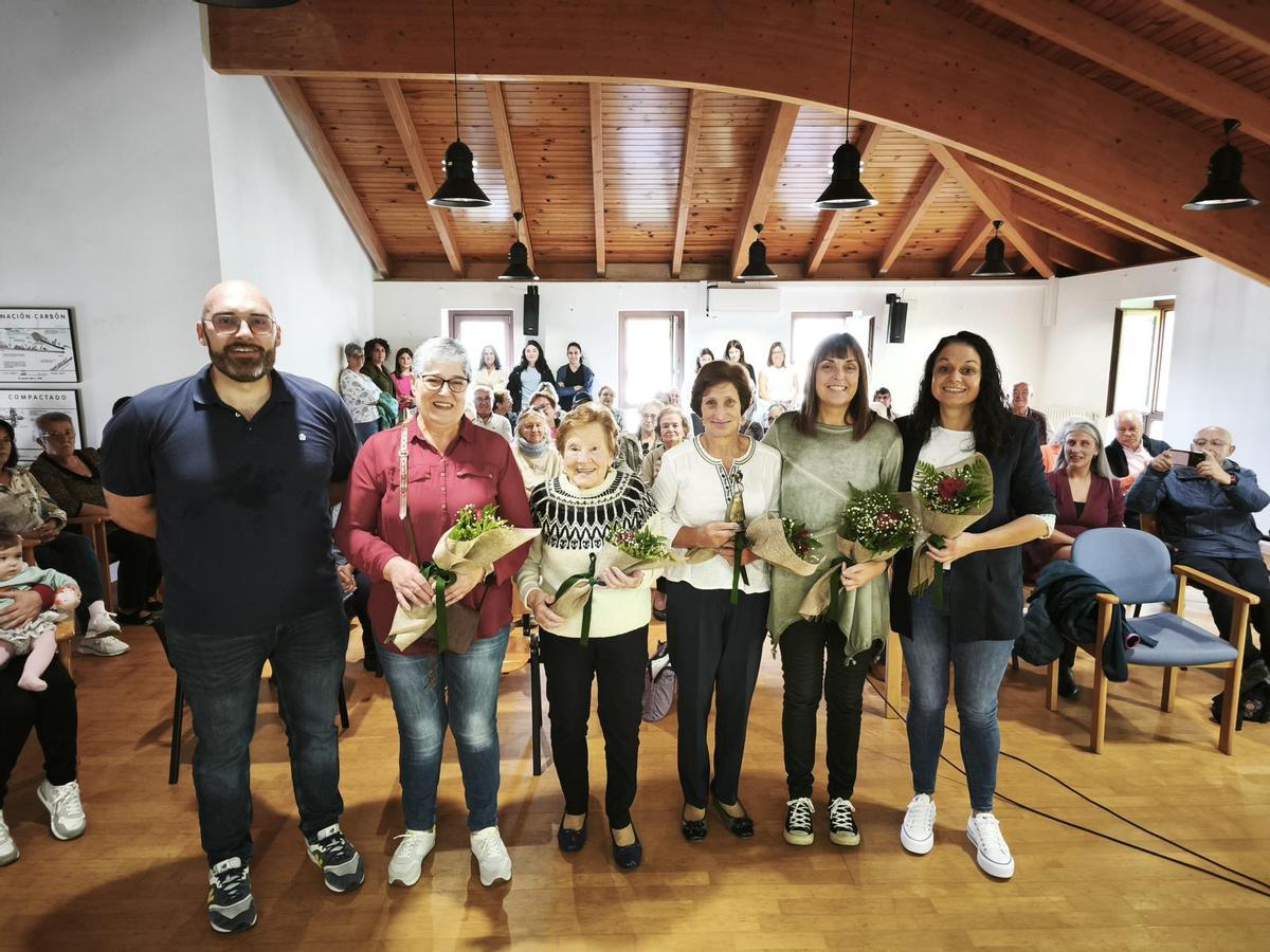 El alcalde posa con buena parte de las candidatas de esta edición. Por la izquierda Mari Fernández, Maruja García, Nieves Iglesias, Olga Busom y Marín Piedralba.