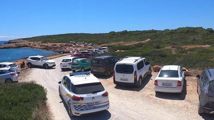 Vehículos estacionados en el entorno de la cala de s’Algar, en Felanitx.