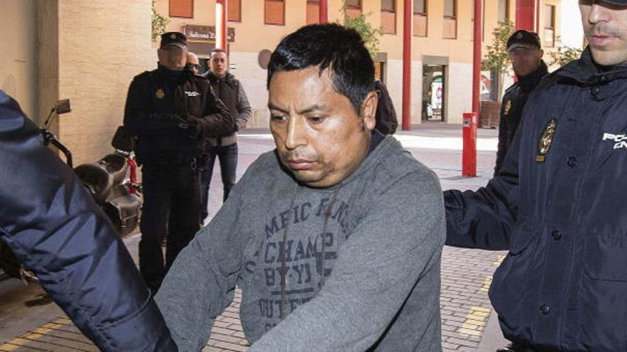 El presunto agresor, a la entrada del Juzgado de Primera Instancia e Instrucción número 5 de la ciudad