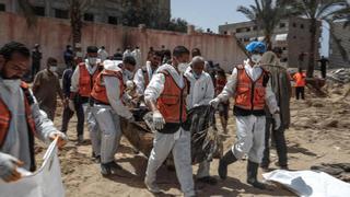 Los equipos médicos de Gaza desentierran cientos de cadáveres en las fosas comunes en las inmediaciones de los hospitales