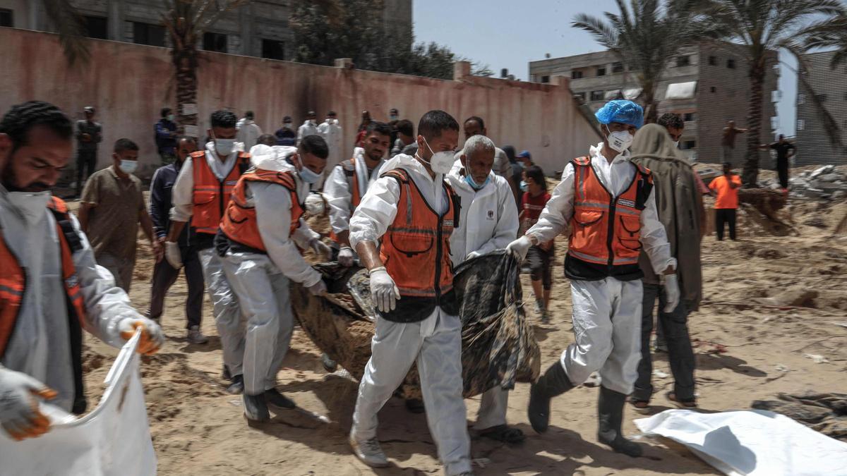 Los equipos sanitarios trasladan los cuerpos hallados en las inmediaciones del hospital Nasser de Jan Yunis.
