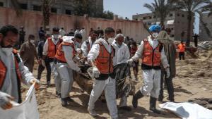 Los equipos sanitarios trasladan los cuerpos hallados en las inmediaciones del hospital Nasser de Jan Yunis.