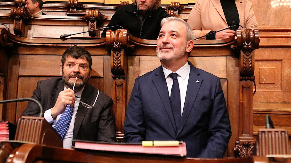 El alcaldable del PSC, Jaume Collboni, y el teniente de alcalde de Seguridad, Albert Batlle, en la sala de plenos de Barcelona.