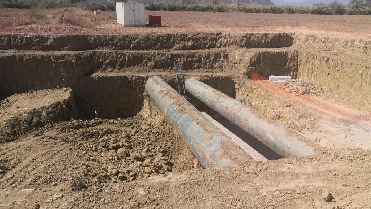 Obras de tuberias de abastecimiento para garanizar el agua en Málaga capital.